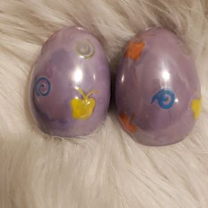 Eggs salt and pepper shake